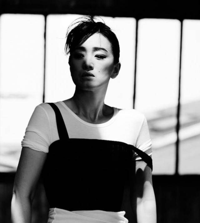 54岁巩俐今晒出与71岁老公幸福合照!_工作_感情_黄和