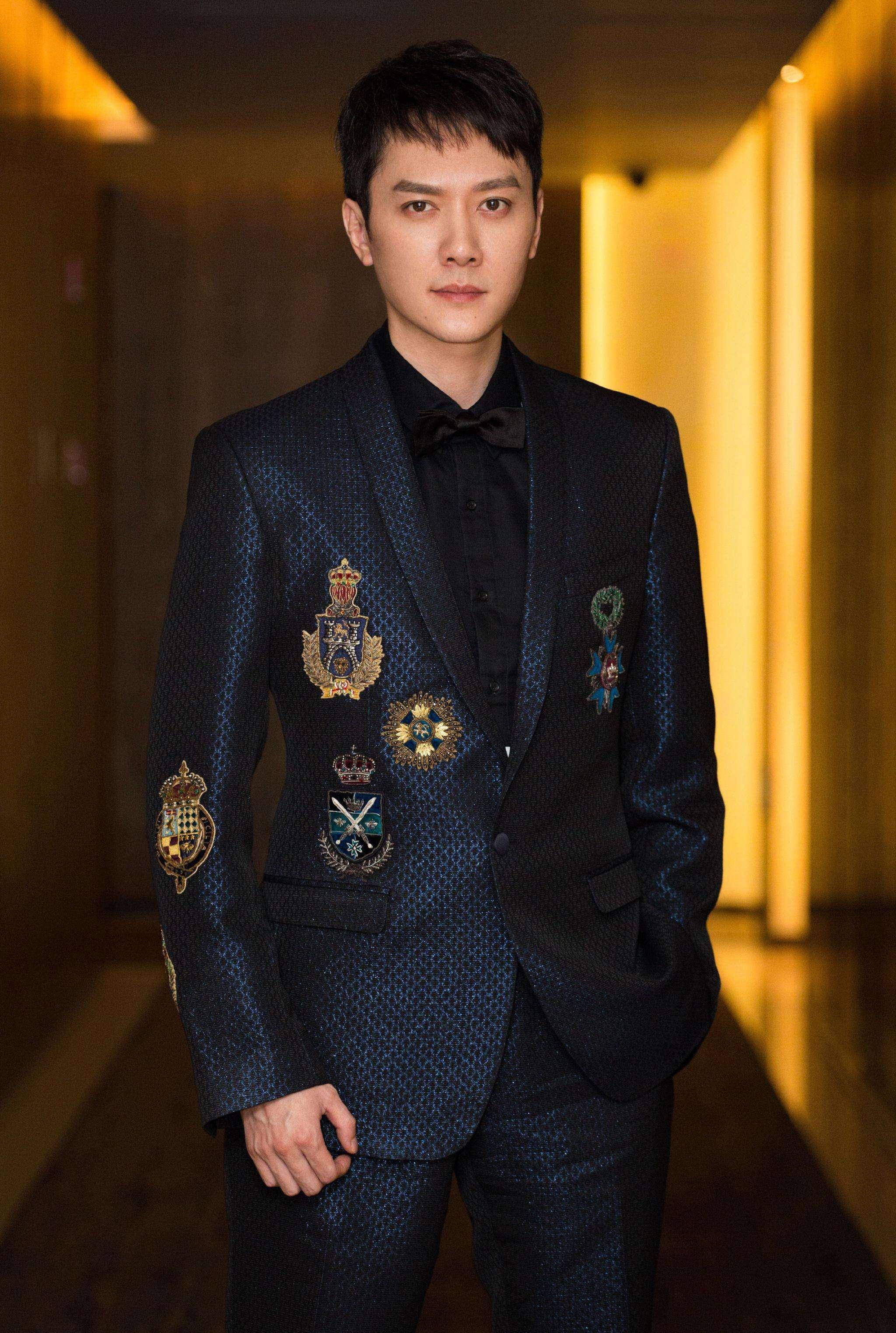 42岁冯绍峰保养得年轻有活力,只为不和赵丽颖拉开距离_角色_作品_电视