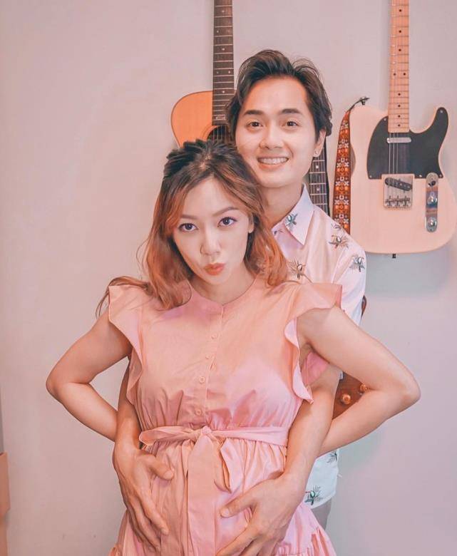 何雁诗挺大孕肚去主题乐园游玩 tvb小花陈滢和赖慰玲相陪玩耍_郑俊