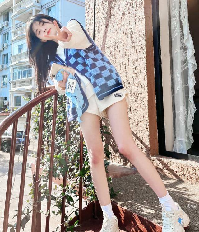 人气偶像鞠婧祎晒美腿照上热搜,网友齐呼:小鞠的腿好绝啊!