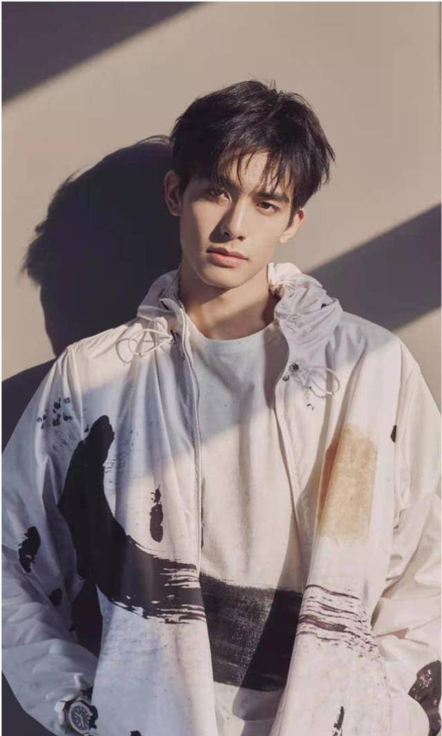 宋威龙近几年在娱乐圈的发展还是很不错的,除了拍摄影视剧作品,也应邀