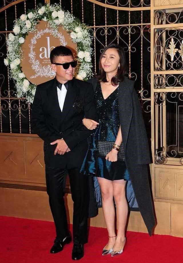 孙红雷小15岁老婆真惊艳,礼裙配大衣"阔太范"十足,气质没得说_王骏迪