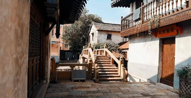 苏州正在改造的老街,位于淀山湖畔,吃一碗特色泡泡馄饨_店铺_角落