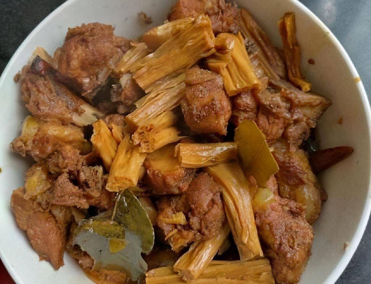 腐竹烧鸭:这道做法简单不费事,味道劲爽又好吃的菜,满满的年味_板鸭