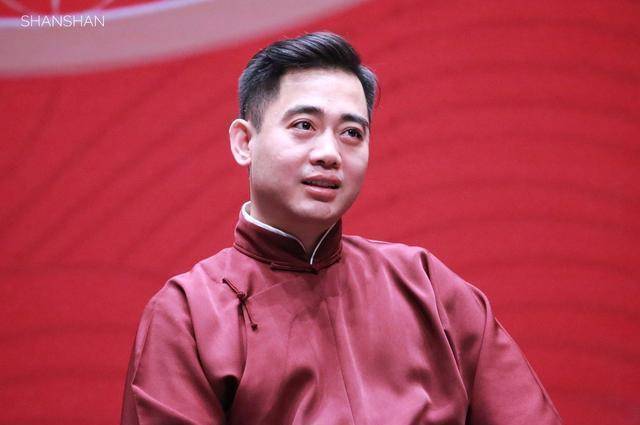 神秘黑衣男子孔云龙被全社砸挂,师父郭德纲在线吃瓜_感情_礼花_包袱