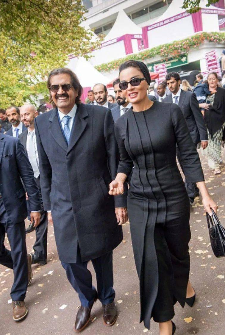 而哈马德更是会在公开场合为妻子捡鞋子