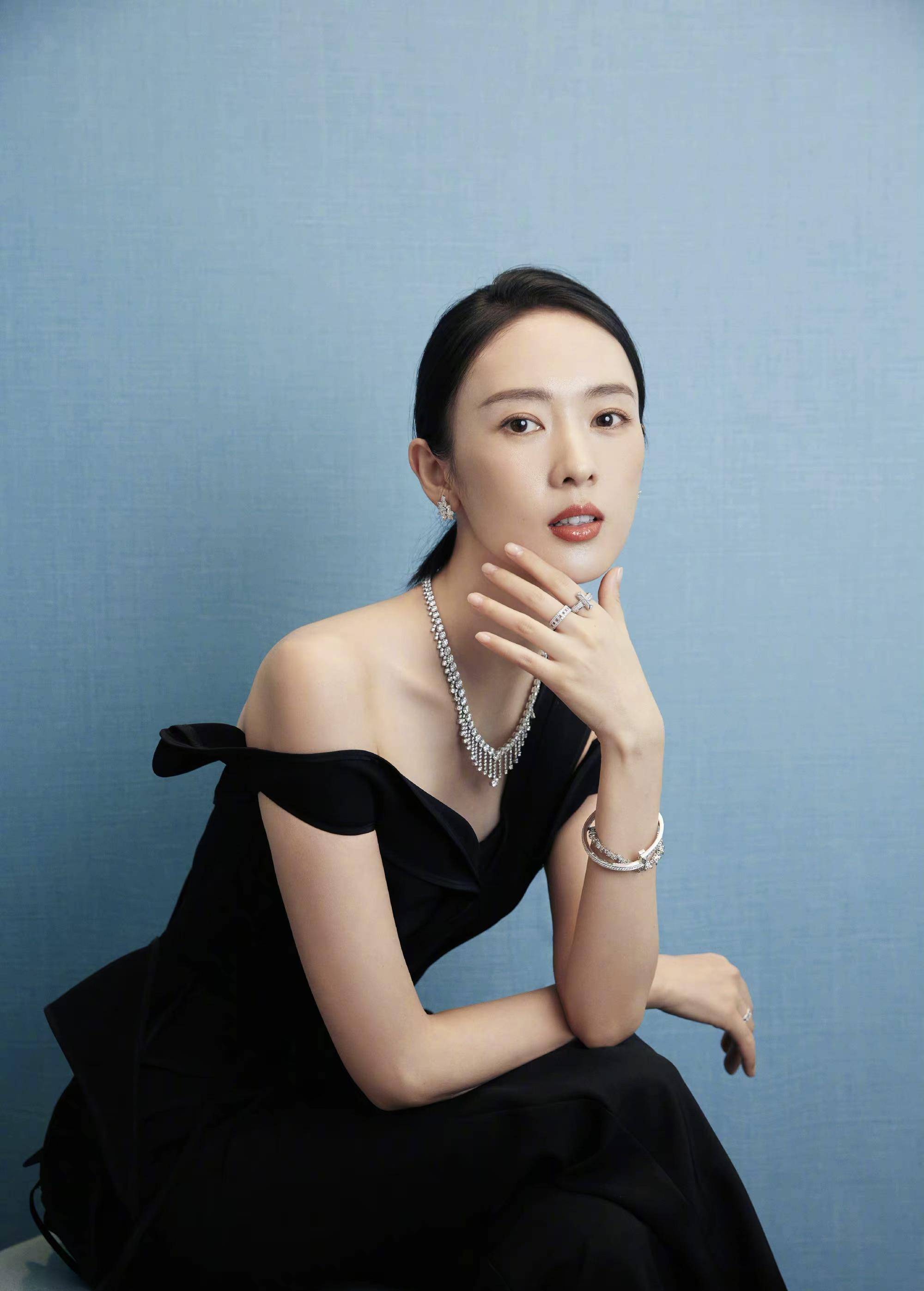 出席活动都能给大家带来新的亮点,而且穿搭也极其符合她本人的气质