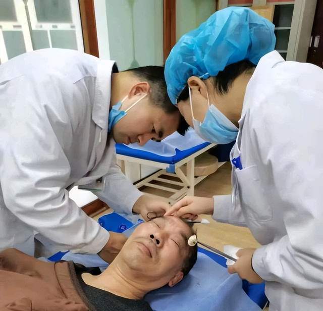 "王氏刺血疗法"嫡系传人王峥,行医50年,受益患者逾30万人次_针灸_安徽