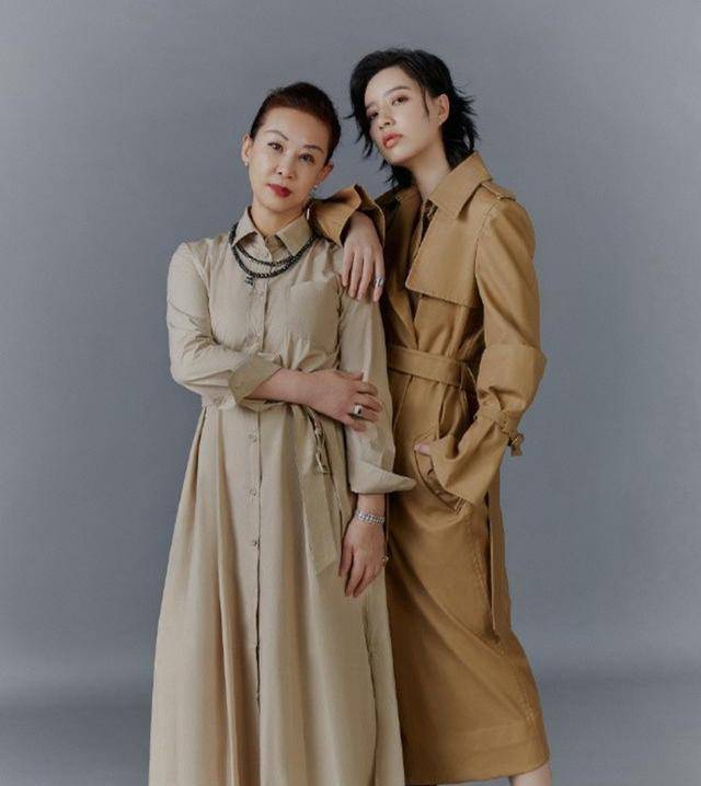 孙怡妈妈太潮了,穿搭时尚与孙怡录制节目,两人看着像姐妹_造型_质感