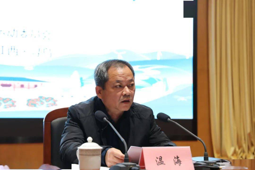市政府副秘书长温海出席会议并讲话,寻乌县委书记蓝贤林致辞,市卫健委