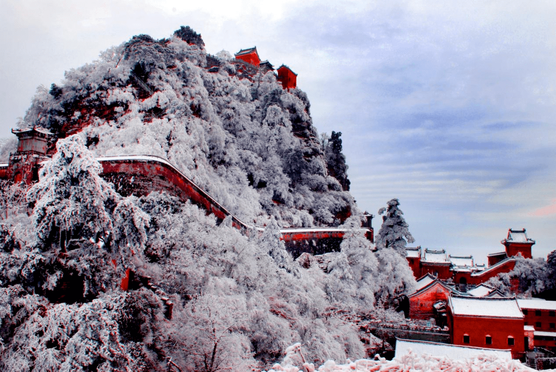最难得一见的是冬季的雪景,绝美的雾凇,云海,把武当山装扮成了仙境