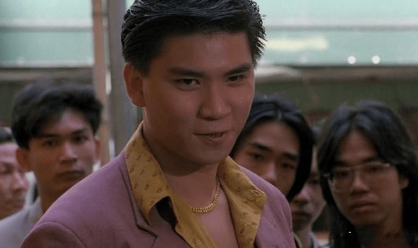 而这两位演员,都曾经在电影《鼠胆龙威》当中给一个人扮演过手下的