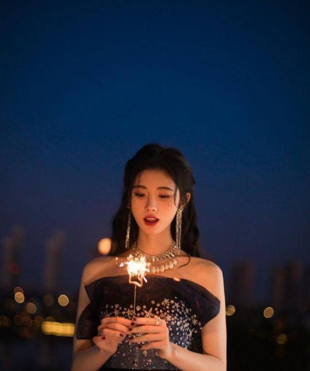 鞠婧祎绝美星钻抹身材裙出镜,仿若仙女下凡,气质优雅妖娆_小鞠_少女