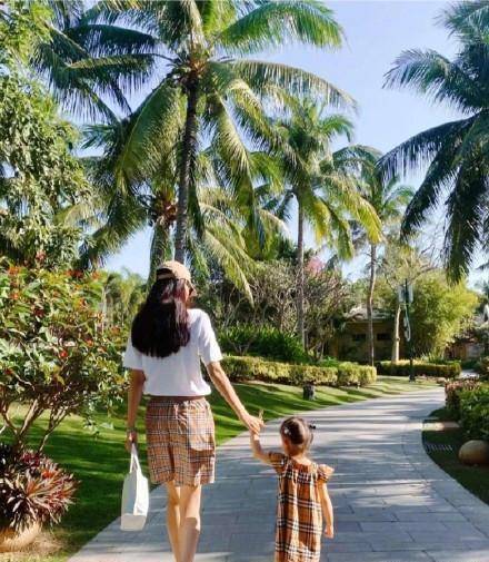 孙怡晒3岁女儿洗百万跑车,扎啾啾头背影乖巧,高调炫富好有爱!