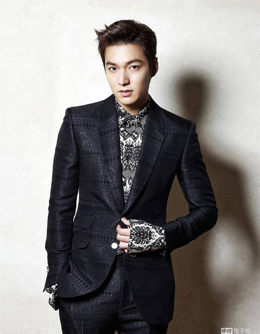 李敏镐晒灿笑自拍庆祝出道14周年!