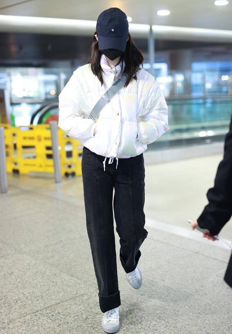 盘点女明星们穿的羽绒服,再和自己穿的相比,怎么时髦洋气这么多_整体_