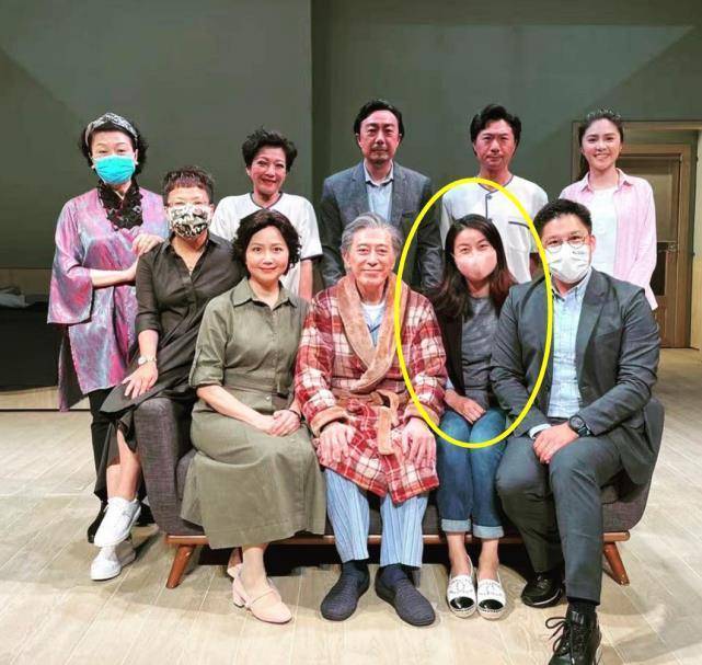 霍启刚夫妇分工明确陪子女玩耍 郭晶晶玩滑板用行动破四胎传闻_女儿