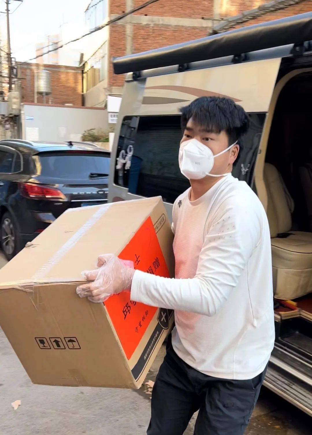 进行_邱学超_学校门