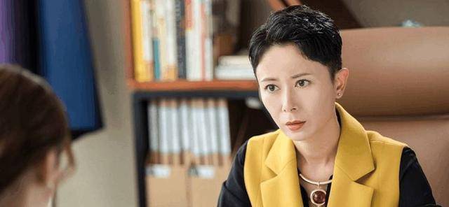 看看这是谁,这是十五年前在"粉红女郎"中饰演的余露,大家想必对她应该