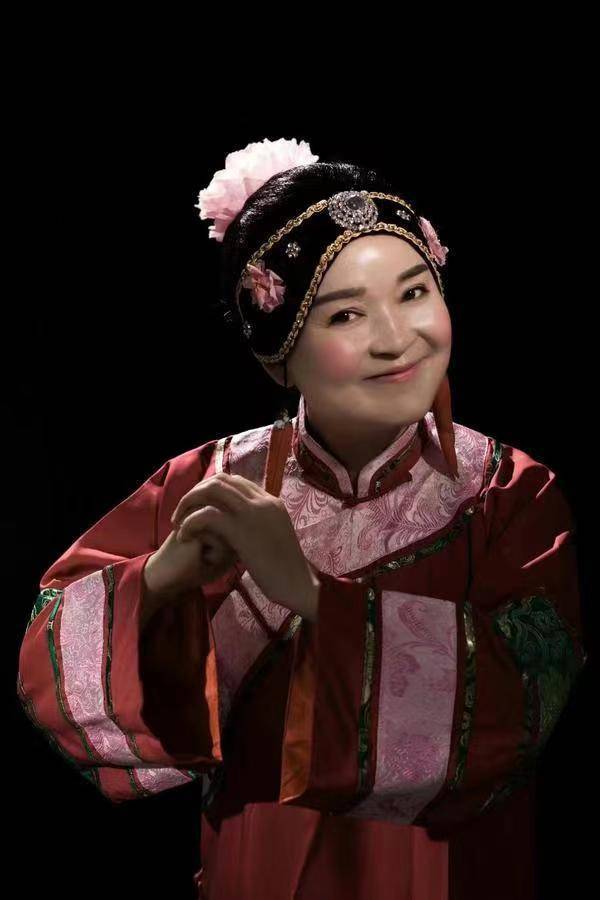 谁说戏曲没人看,河南戏曲大v张晓英直播唱戏,收获粉丝近300万_账号