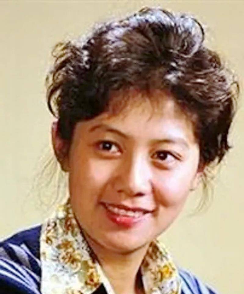 她是80年代长影演员,父母是外国人,可惜57岁早逝,丈夫是梁同裕