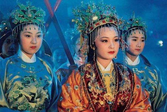 自幼便被父亲送进了没有人情味的皇宫中,但贾政也放不下这个女儿,元春