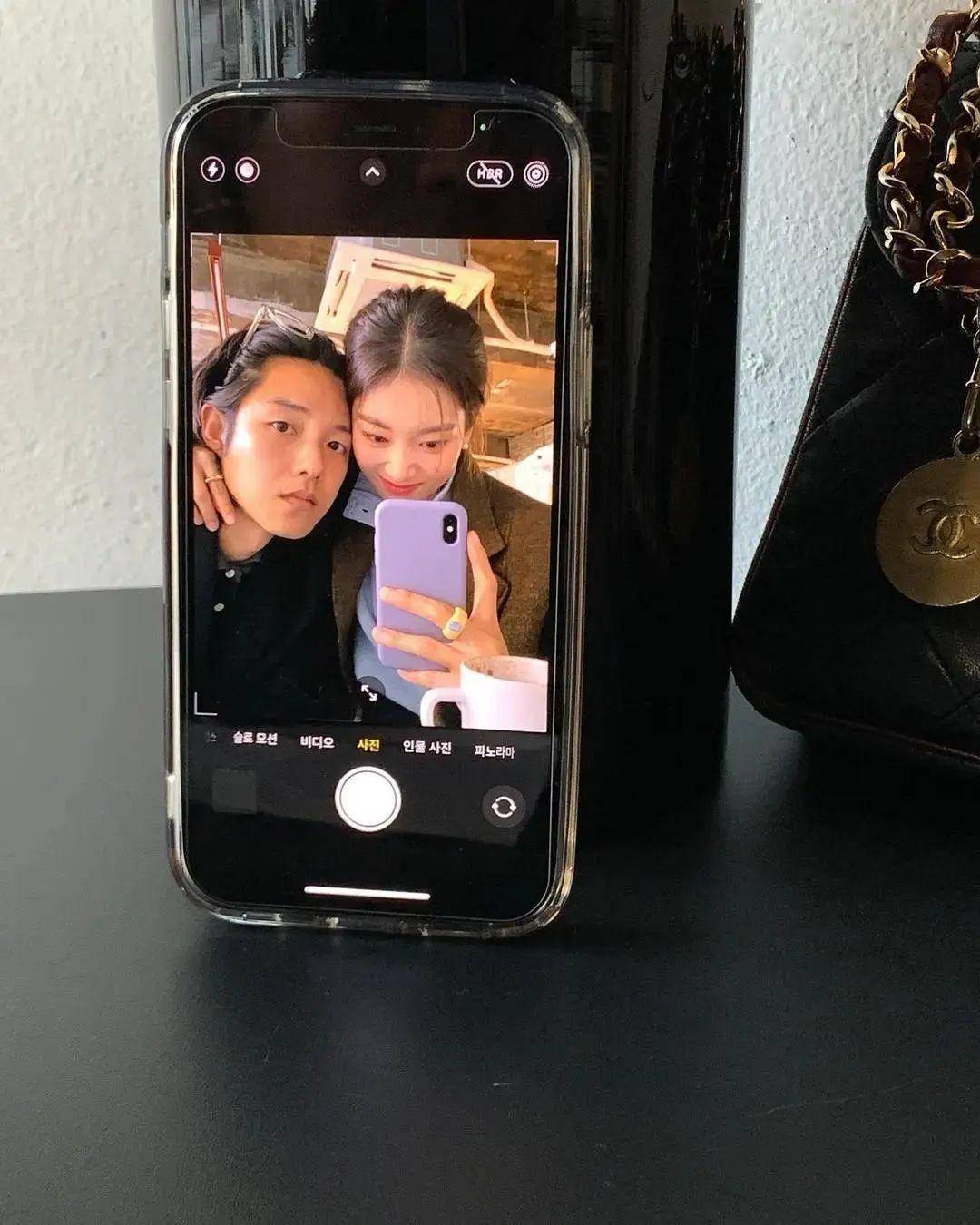 照片信息量好大._情侣_手机_镜头