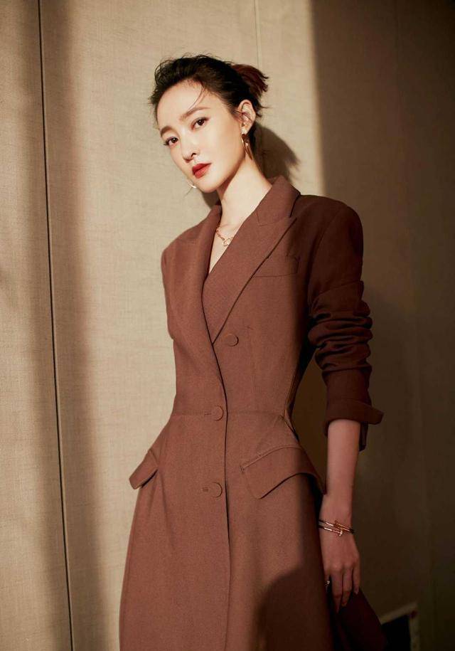 王丽坤太适合知性风,穿西装连衣裙利落大气,干练霸气太有范儿_剪裁