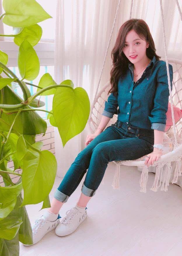 吴宣仪这一身牛仔衣的套装,显得非常清爽自在,简单的面料质感十足,让