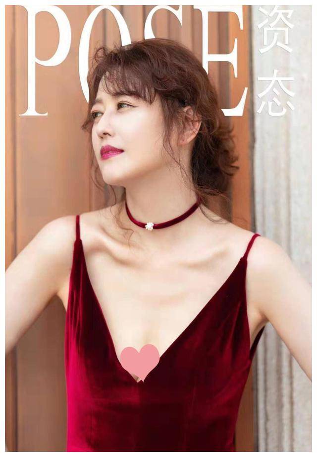 周海媚"丰腴"却懂穿搭,腰臀比身材穿吊带裙风韵高级美,真迷人_时尚