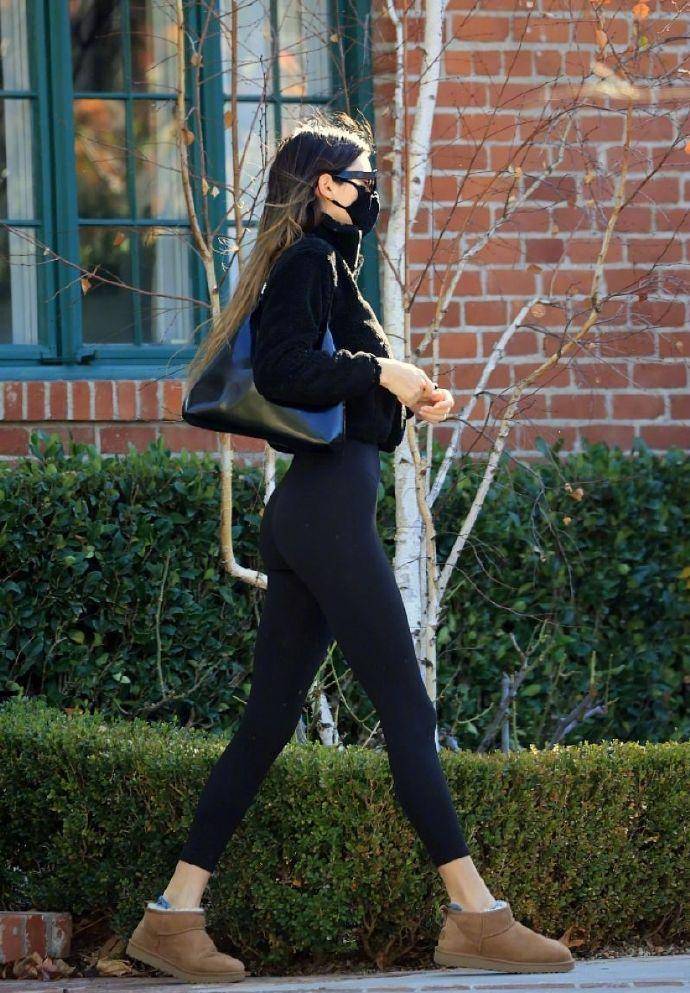 好闺蜜肯豆海莉出街,身高差距有些大,肯豆雪地靴打底裤有时尚感_达尔