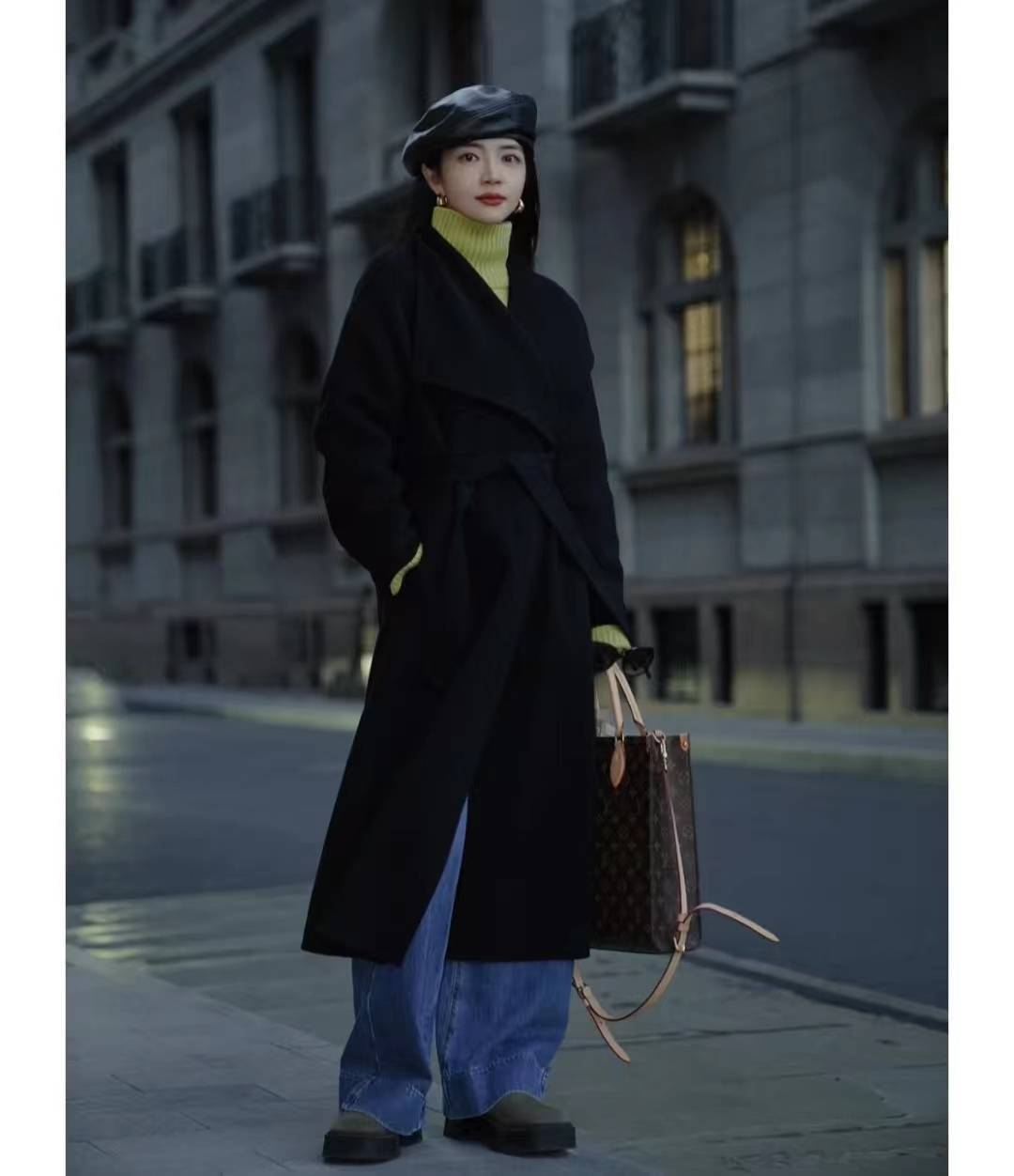 设计感的毛衣无论是单穿还是内搭都是很棒的单品~一套:三木5 黑色大衣