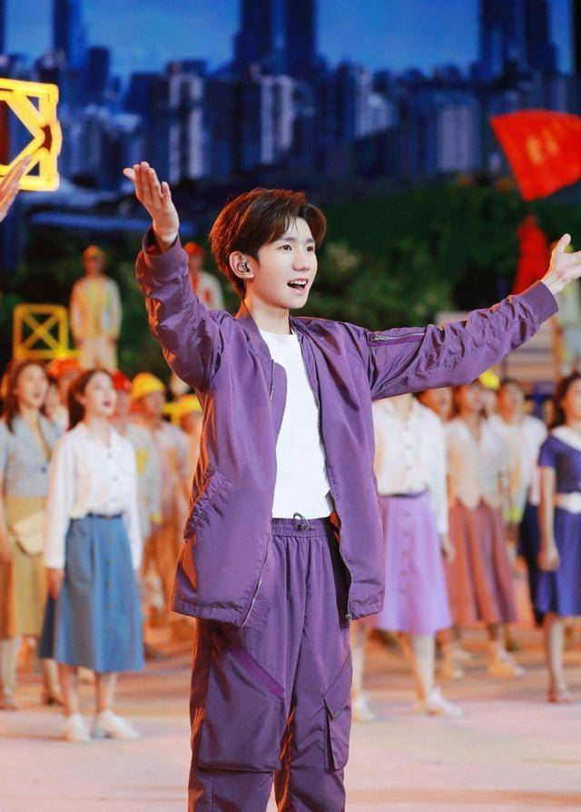 王源探店路遇惊喜,起初不知真假,经旁人提点后顿悟,动作有趣_蜘蛛