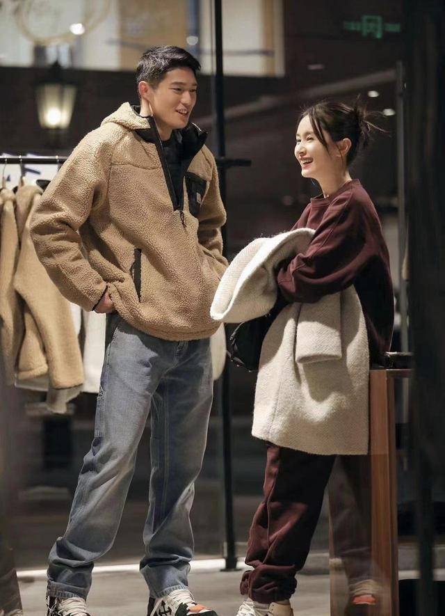 王子文和男嘉宾约会被围观,开心比手势毫不慌乱,网友喊话好配_黑色