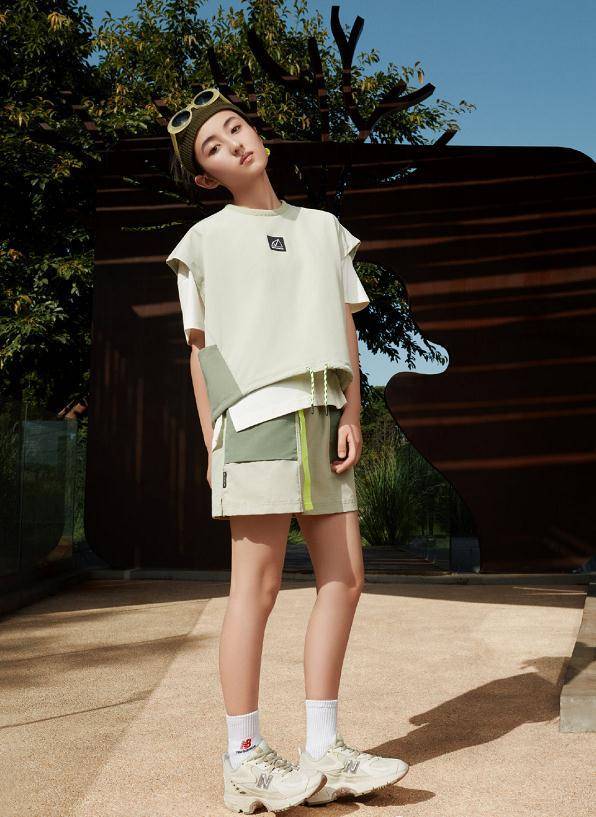 张子枫穿莫兰迪色短裙拍广告,不料却暴露腿型,19岁的她很真实