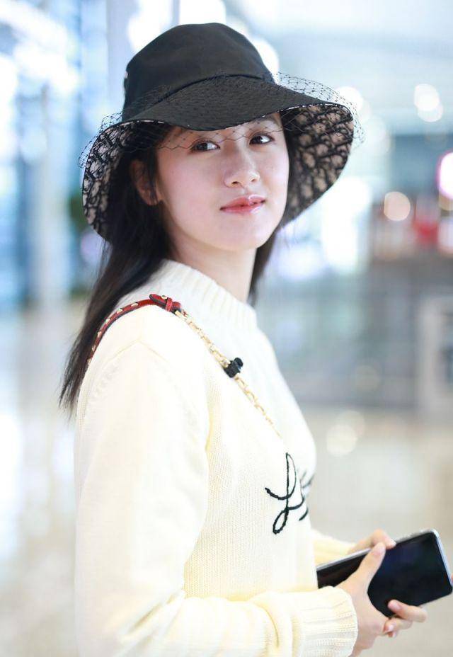 私服的袁冰妍也是简装出行,上身为白色针织衫,有撞色的提花字母勾勒