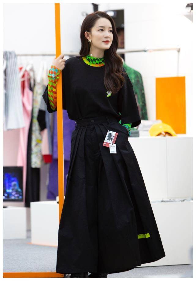 潮流合伙人 李沁罕见穿"炫腹装", 镜头一扫下来, 这身材太真实_服装