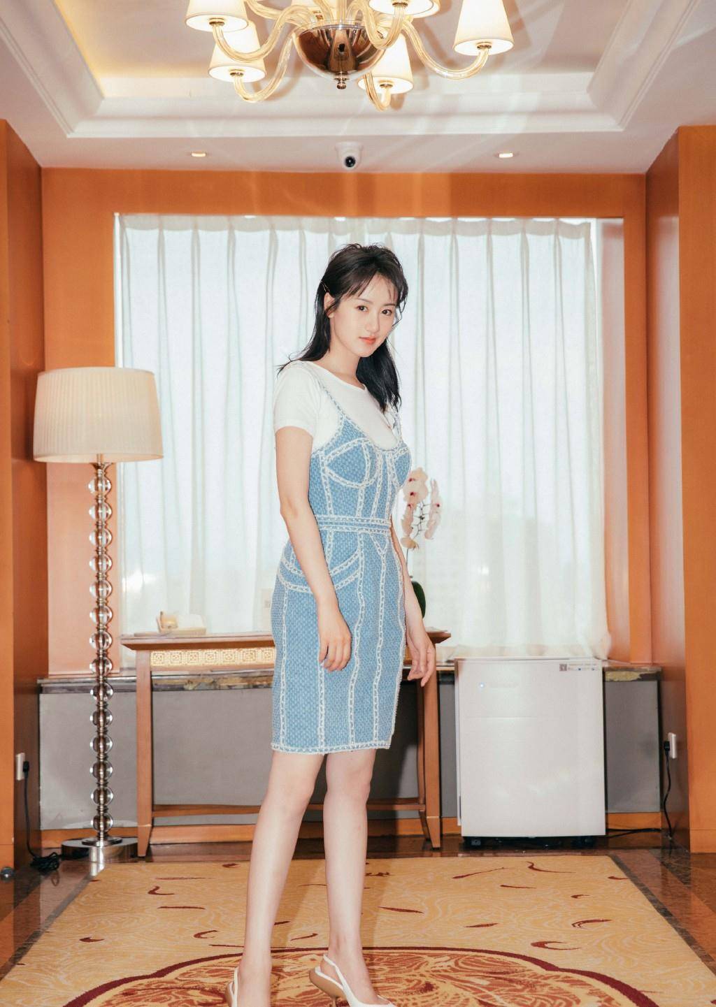 张艺兴老婆被观众熟知,今穿针织衫配皮裙,戴渔夫帽乖巧可爱_袁冰妍