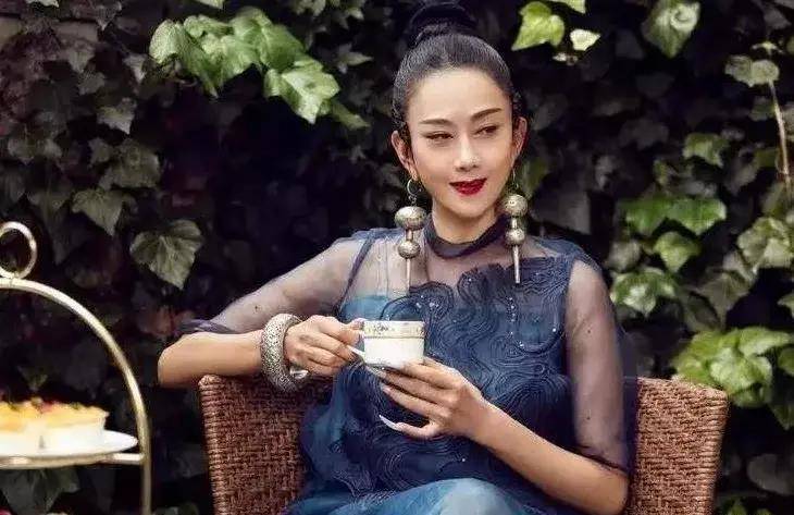 看了62岁杨丽萍近照,才懂为何她不要孩子,冯小刚:她不是人!