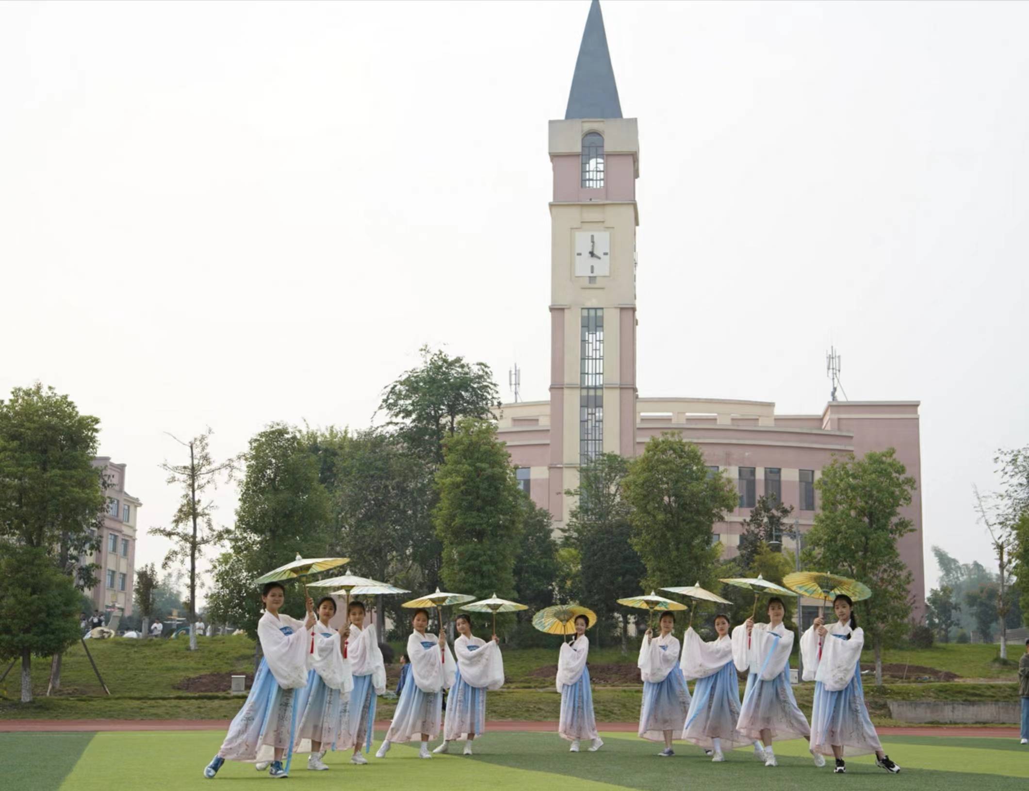 泸县二中实验学校首届校园中国风手绘油纸伞作品展举行