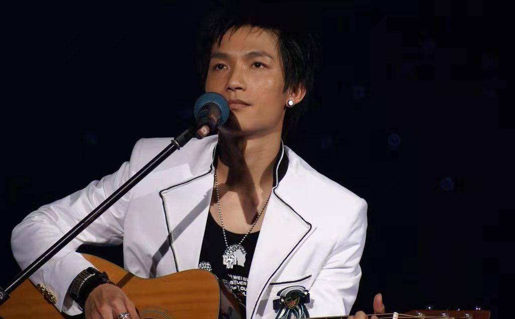 从331万票的歌坛顶流到无名无姓的等号歌手,陈楚生他都经历了啥_酒吧