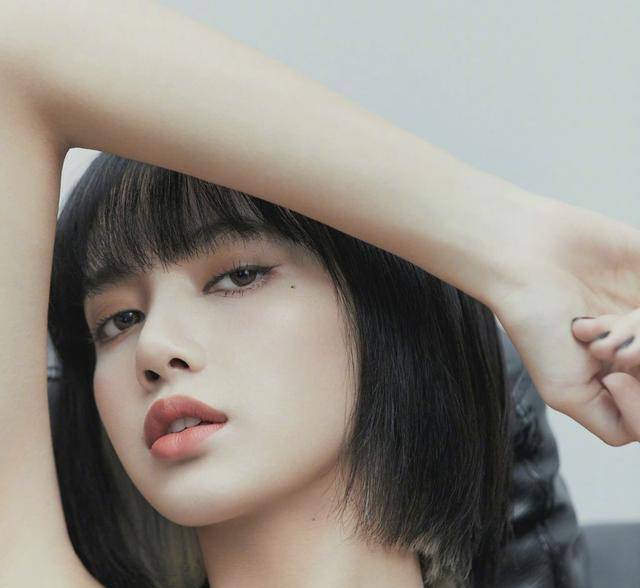 lisa杂志大片太赞:微喇牛仔裤显大长腿,演绎时髦都市复古女孩