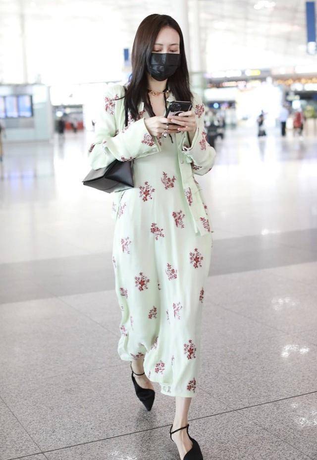 王鸥穿碎花裙出门,脚穿黑色尖头鞋,这才是成熟女人该有的打扮!