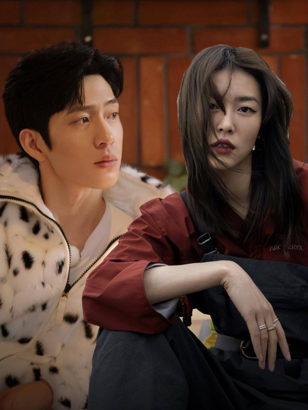 井柏然,刘雯同居画面曝光,两人住7万一平公寓,一同做核酸出门