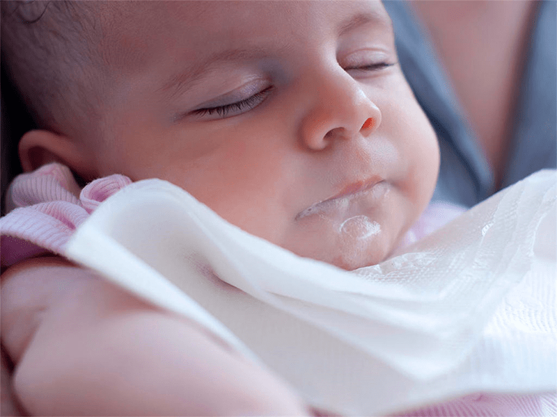 宝宝白天吃母乳就吐，吃米糊就不会，是什么原因？