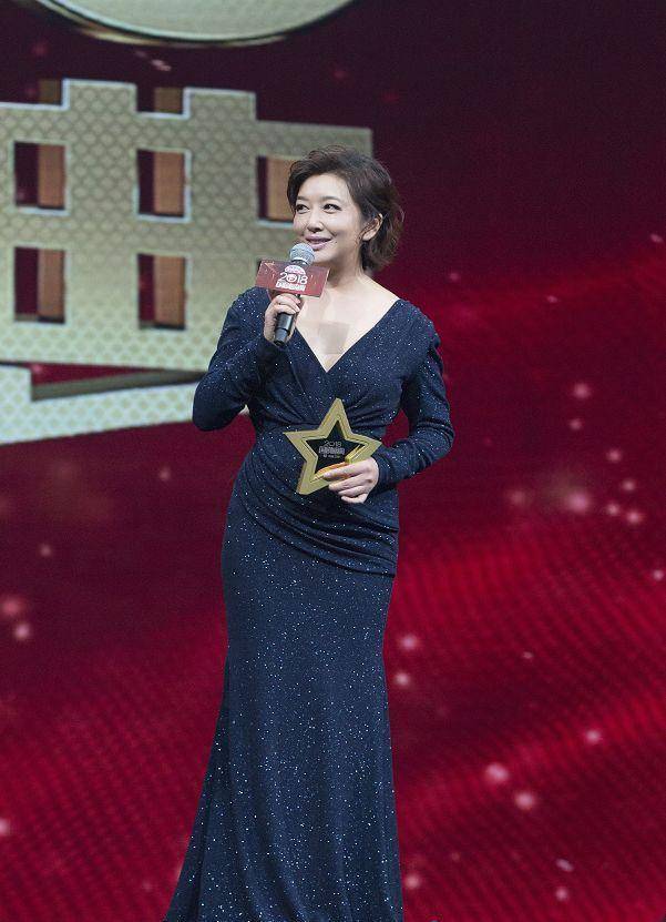 52岁江珊越发优雅了,一袭宝石蓝长裙高级华贵,不扮美靠气质取胜_衣服