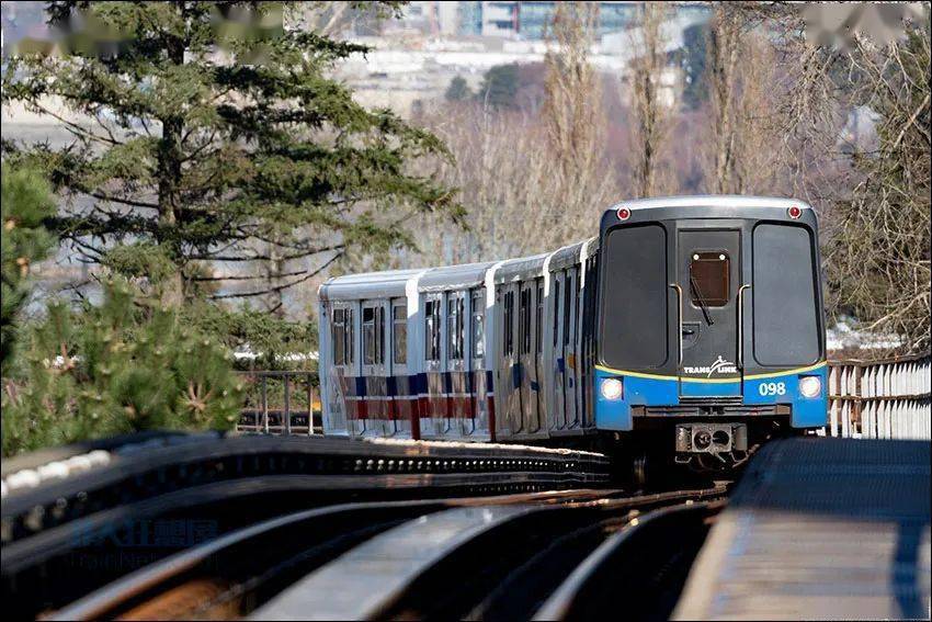 2022年2月,溫哥華地鐵世博線薩里支線的南行列車駛入gateway站.