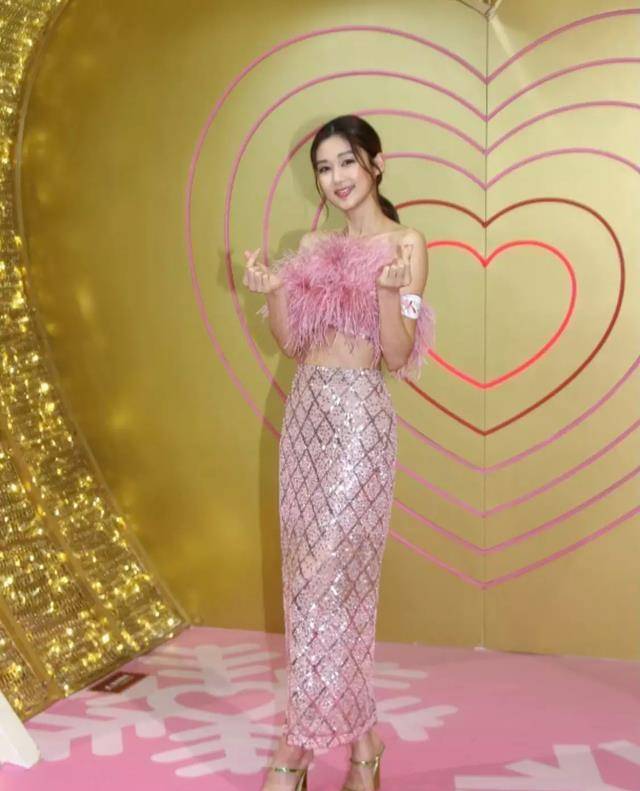 华姐冠军,嫁富豪后三年抱俩,如今晒泳装玩水照,白滑大长腿抢镜_岑丽香