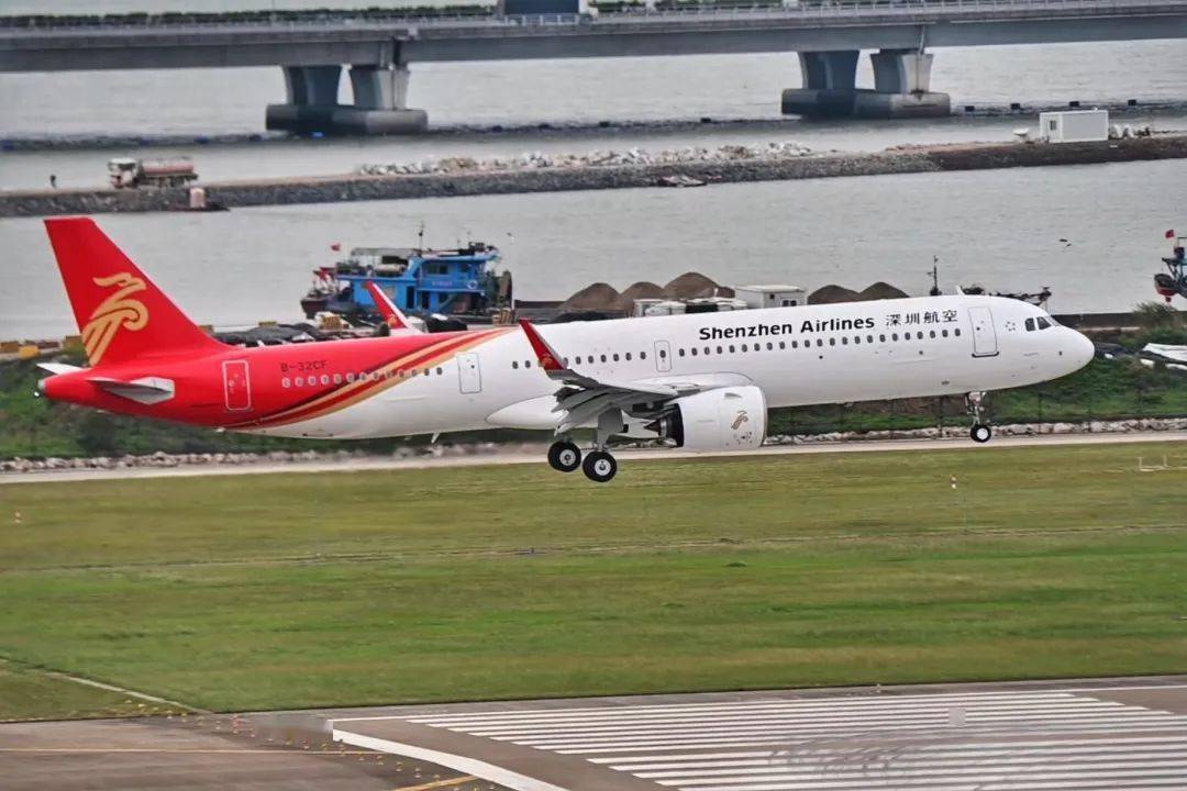 视频:深航首架a321neo降落深圳机场_蓝天_航空_飞机