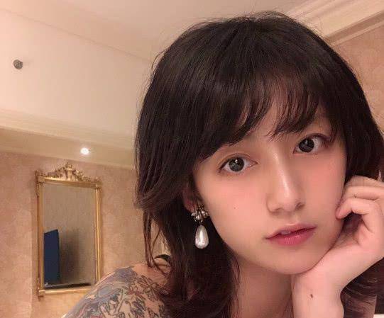 李诞小心:管好你老婆,让她屁股坐正,不然的话,够你喝一壶的!